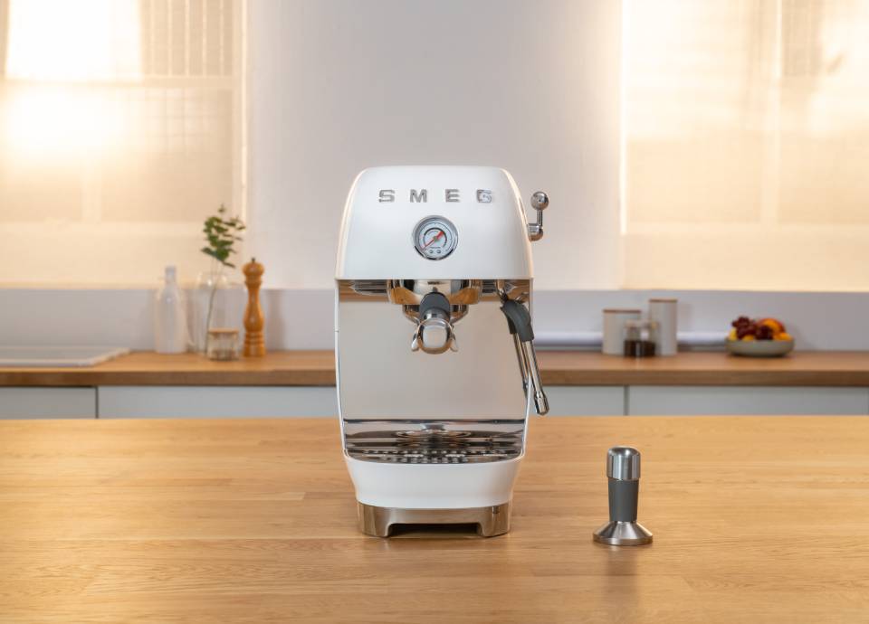 ECF03 – The first Smeg manual espresso coffee machine with steam wand and cold brew function