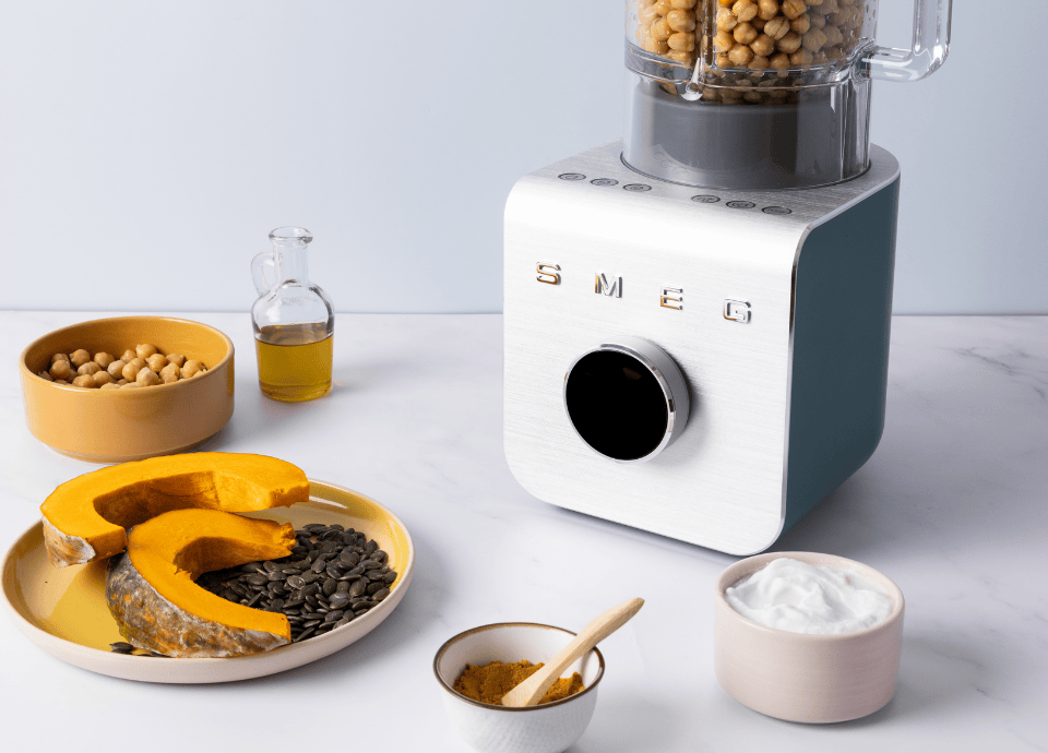 Blender Smeg vert émeraude avec ingrédients sauce courge pois chiches épices huile