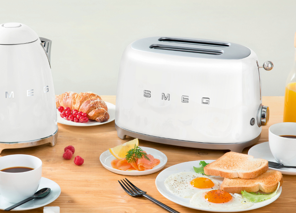 Grille-pain blanc Smeg TSF01WHEU sur une table de petit-déjeuner