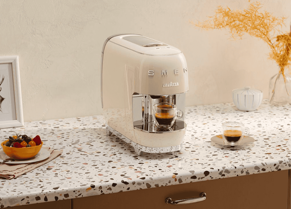 Machine à café à capsules A Modo Mio beige Smeg en collaboration avec Lavazza