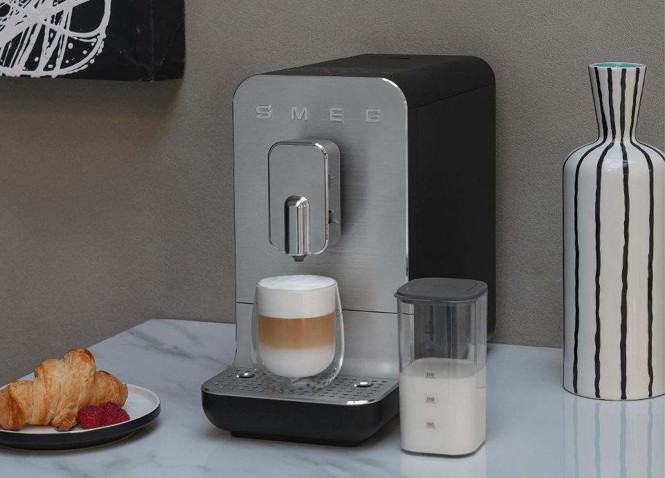 Machine à café automatique avec broyeur et système à lait intégré