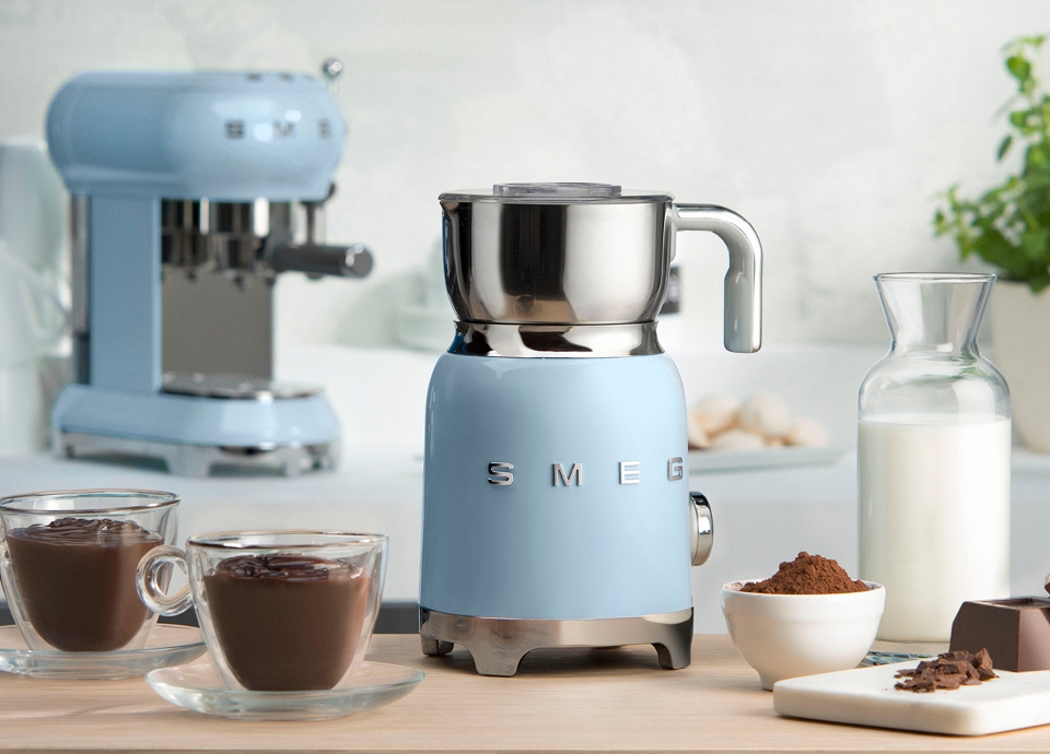 La chocolatière /mousseur de lait SMEG Le chocolat fait son « show »