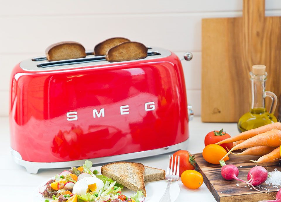 Grille-pain rouge Smeg TSF02RDEU sur une table de petit-déjeuner