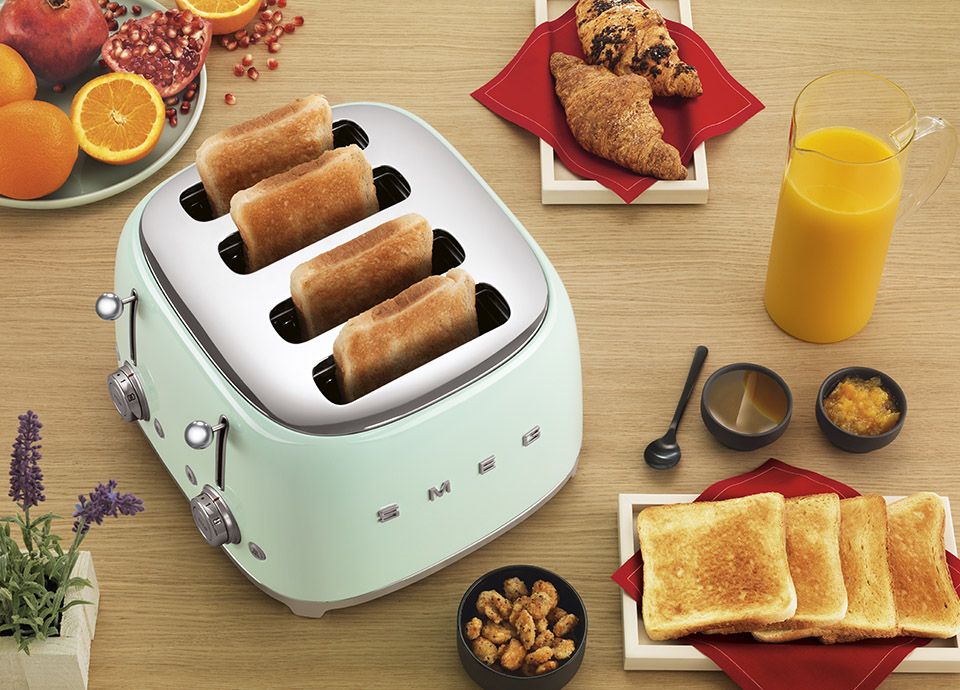 Grille-pain vert d'eau Smeg TSF03PGEU sur une table de petit-déjeuner
