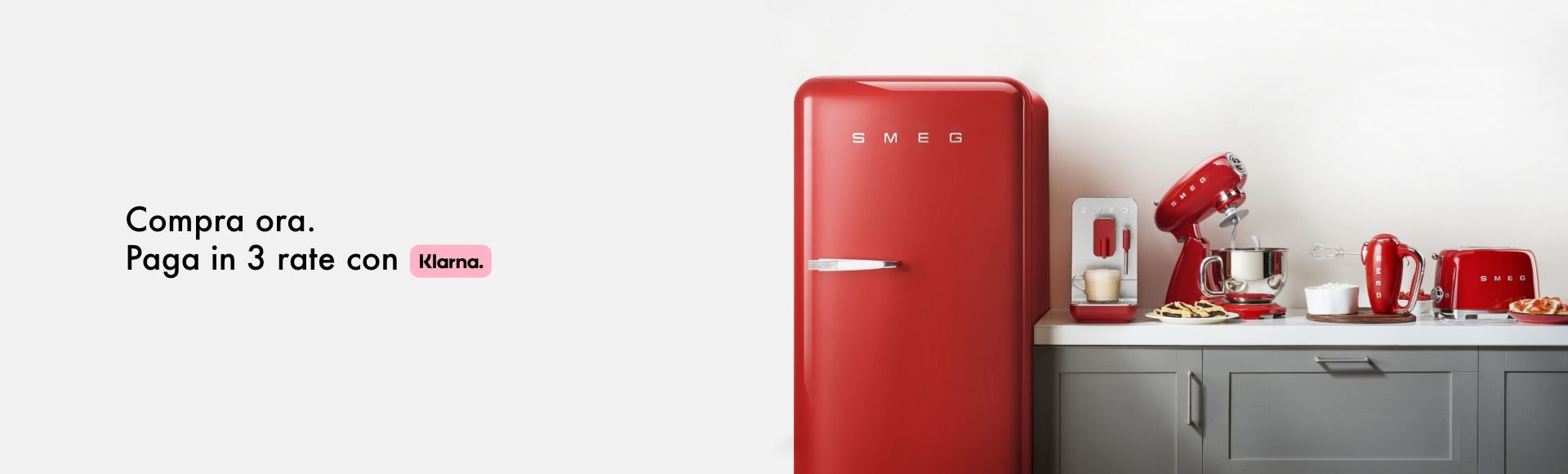 Frigorifero Smeg quattro porte nero in ambiente cucina moderno con finestra su giardino