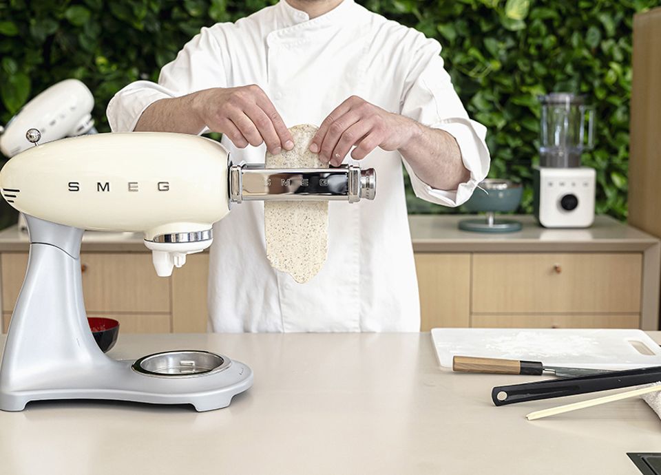 Stendere la pasta con l'impastatrice Smeg