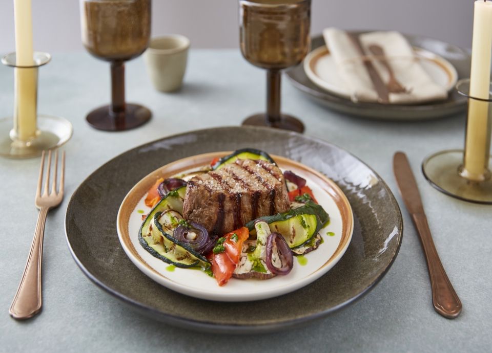 Filetto di manzo al timo con verdure grigliate e salsa verde al prezzemolo