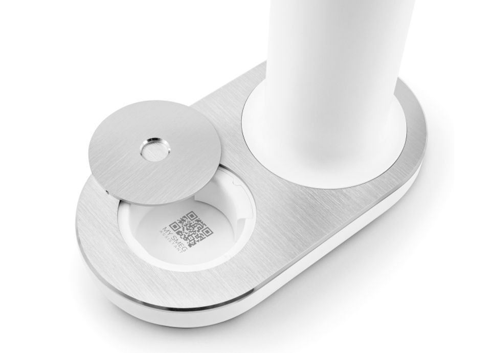 Gasatore Smeg dettaglio base con qr code per collegarsi a My Smeg Assistant