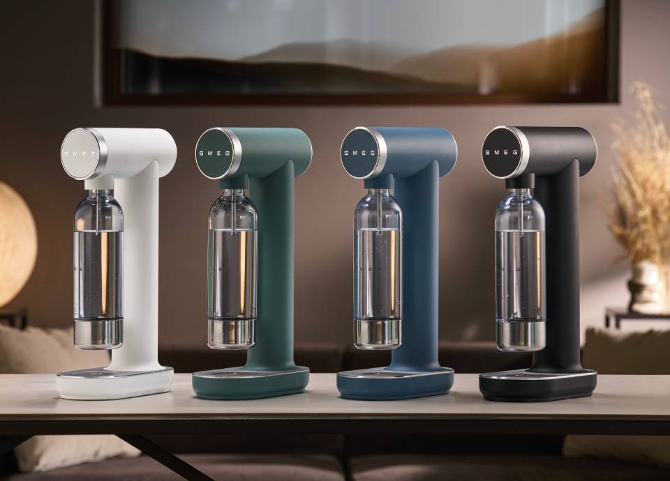 Gasatore Smeg esposto su top cucina nelle colorazioni bianco, verde smeraldo, storm blue, nero