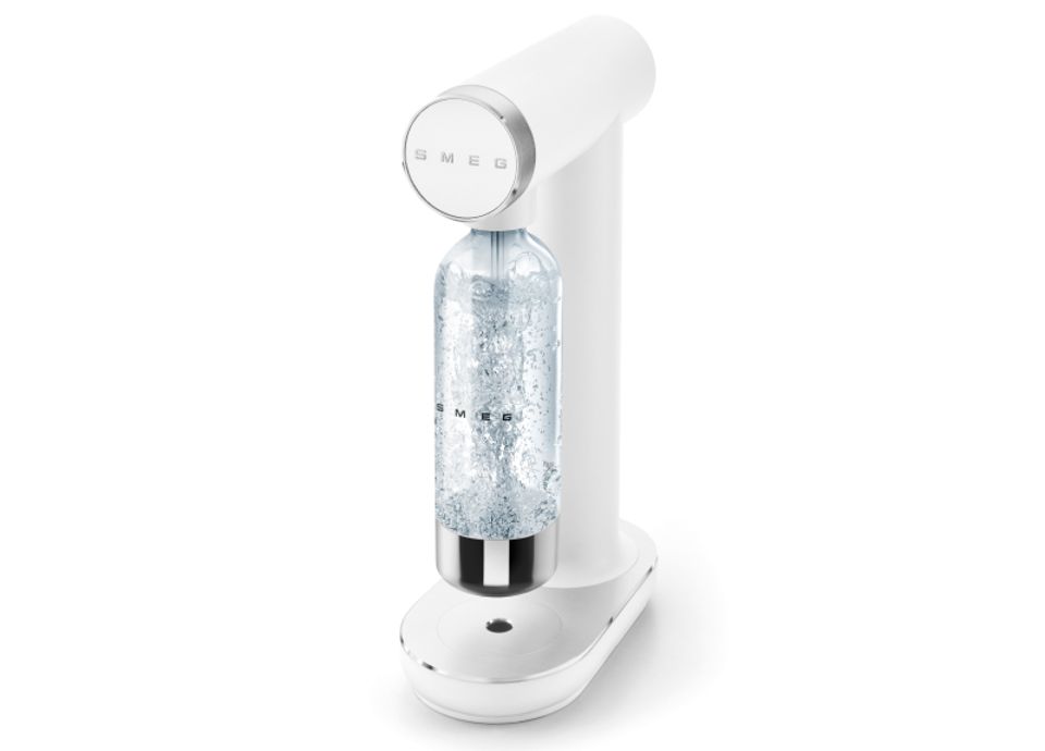 Gasatore Smeg bianco con bottiglia trasparente con acqua frizzante