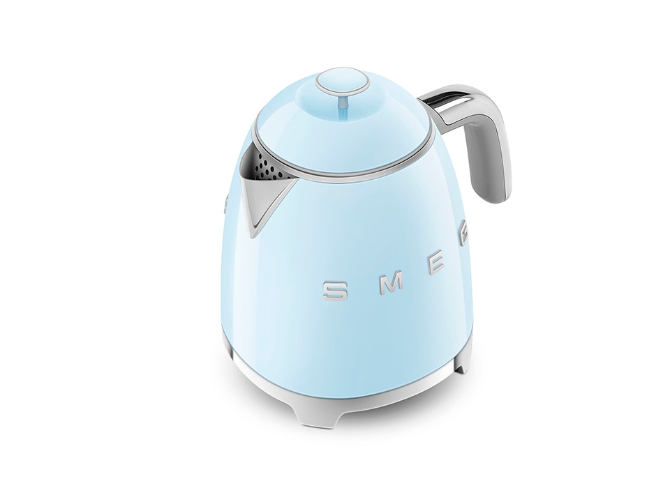mini bollitore Smeg nel colore azzurro pastello