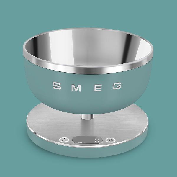 Bilance da cucina Smeg nella colorazione verde smeraldo, base satinata con display e ciotola in acciaio