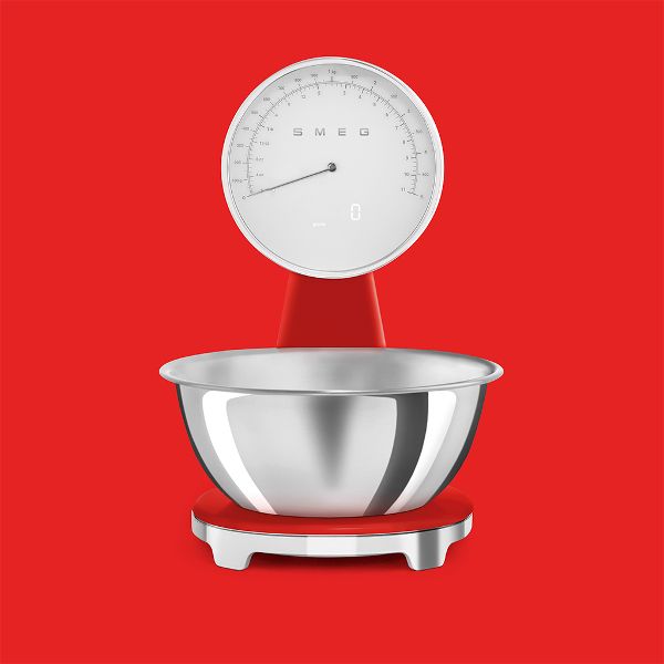 Bilancia digitale da cucina Smeg estetica anni '50 colorazione rosso con ciotola in acciaio e display bianco