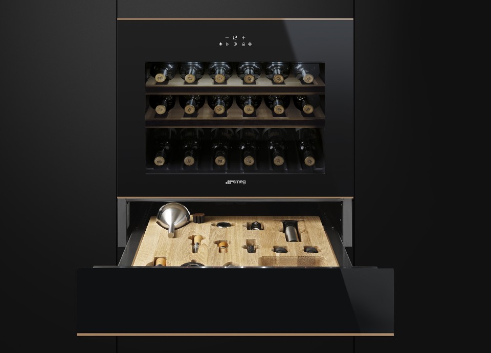 Cassetto sommelier da incasso contenente accessori utili per la degustazione del vino