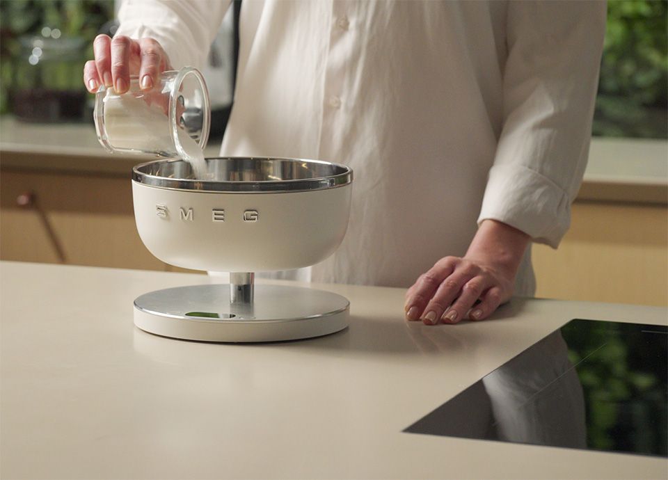 Zucchero pesato su una bilancia da cucina digitale Smeg per la preparazione del tiramisù