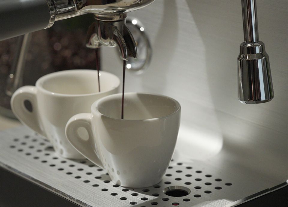 Macchina da caffè Smeg che prepara un espresso