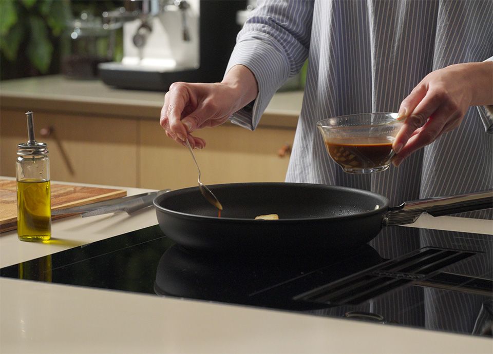 Aggiungere la salsa teriyaki preparata in una padella con il tofu